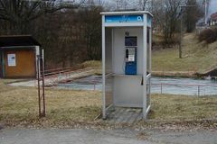 Konec telefonních budek v Česku. Operátor O2 příští týden odmontuje poslední z nich