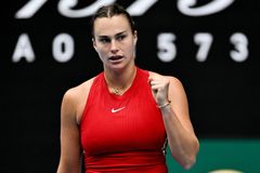 Sabalenková předvedla rudé tenisové peklo. Djokovič pokořil další historický milník