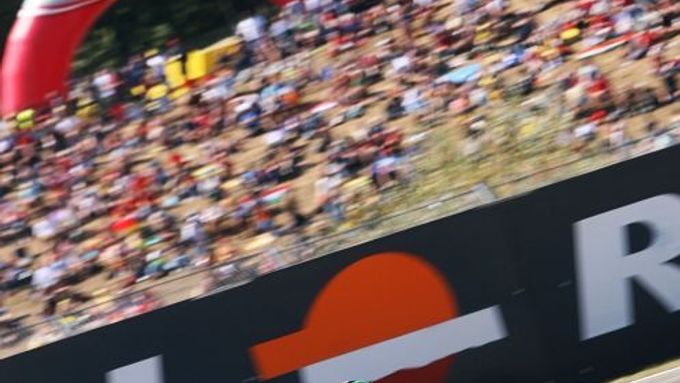 Anthony West s Kawasaki při pbrněnské grand prix. Japonská stáj se vrátila ke klasické zelené barvě, kterou začátkem sezony nahradila metalická zelená.