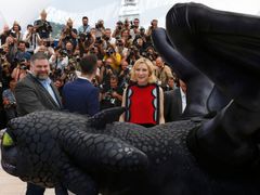 Festival v Cannes zažil dračí den. Čelem do objektivu jsou režisér Dean DeBlois a herečka Cate Blanchett.