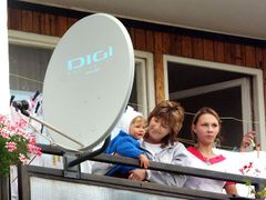 Müllerovi si satelit Digi TV nechali na balkon namontovat v pondělí.