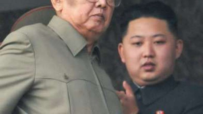Požadavky byly vzneseny za vlády Kim Čong-ila (vlevo). Jeho syn a nástupce Čong-un je nyní ochoten jednat, budou-li zrušeny sankce.