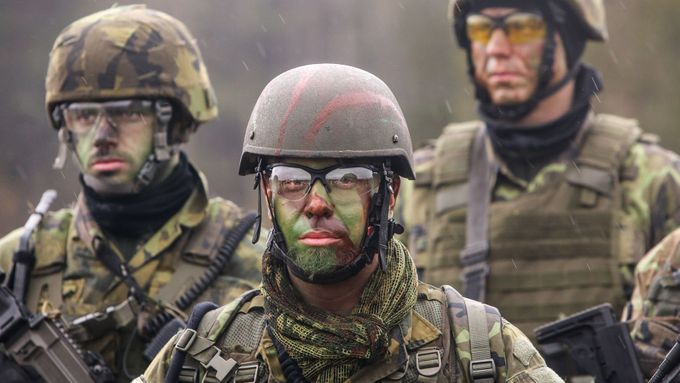 Čeští vojáci na cvičení NATO v Litvě.