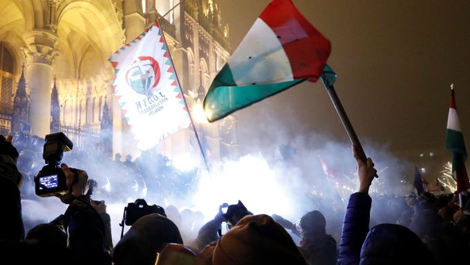 Maďarská policie v centru Budapešti zasahovala slzným plynem proti demonstrantům, kteří znovu protestovali proti novele zákoníku práce.