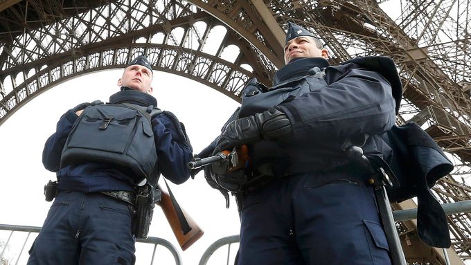 Francouzští policisté hlídkují u Eiffelovy věže.