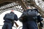 Francouzští policisté hlídkují po teroristických útocích u Eiffelovy věže.
