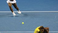 Venus Williamsová uhýbá před úderem své sestry Sereny ve finále Australian Open.