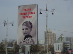 Dva roky stará vzpomínka. Předvolební billboard Julije Tymošenkové v centru Kyjeva. V prezidentských volbách tehdy prohrála s Janukovyčem a začala tak její cesta do vězení.