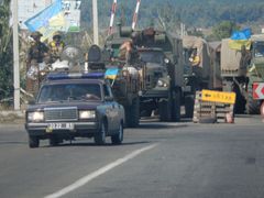 Ukrajinská armádní kolona nedaleko Popasné.