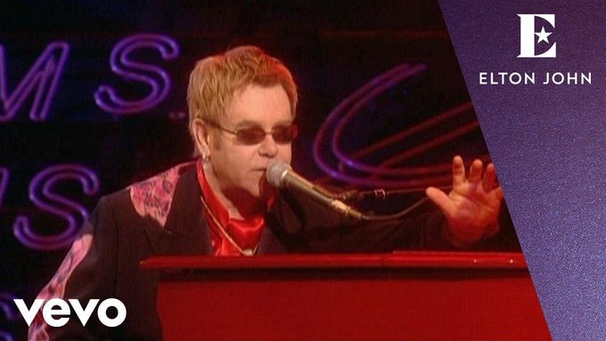 Elton John zpívá svůj hit Your Song na nahrávce z Las Vegas roku 2005.