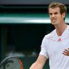Britský tenista Andy Murray se vzteká během utkání se Švýcarem Rogerem Federerem ve finále Wimbledonu 2012.
