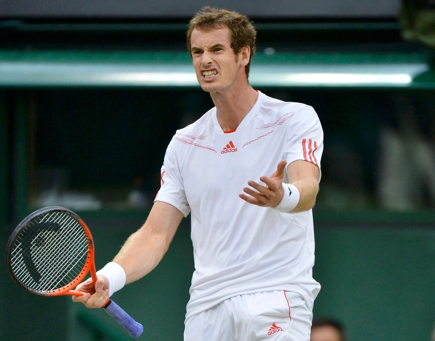 Britský tenista Andy Murray se vzteká během utkání se Švýcarem Rogerem Federerem ve finále Wimbledonu 2012.