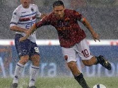 Déšť trápil fotbalisty. Antonio Cassano z Janova a Francesco Totti z AS Řím i jejich spoluhráči odešli z trávníku po šesti minutách.
