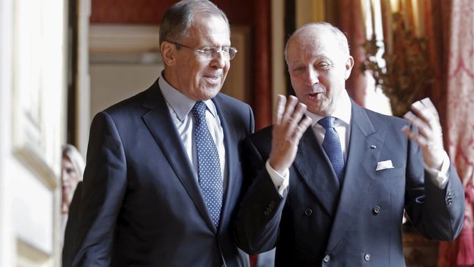 Ruský ministr zahraničí Sergej Lavrov a jeho francouzský protějšek Laurent Fabius.