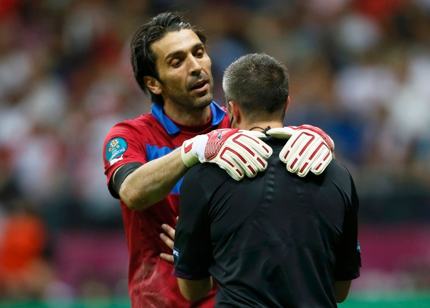 Gigi Buffon důvěrně rozmlouvá s asistente rozhodčího v semifinálovém utkání mezi Německem a Itálií na Euru 2012.