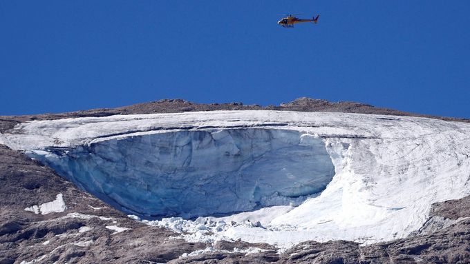Záchranáři dál pátrají po možných obětech zřícení ledovce na hoře Marmolada v italských Dolomitech.