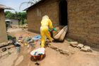 Léčil Afričany s ebolou, teď se sám nakazil