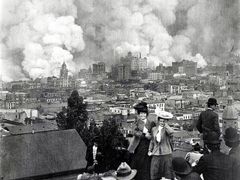 Oheň ničí město. Zemětřesení, které postihlo San Francisco 18. dubna 1906 dosáhlo 8,3 stupňů Richterovy škály a způsobilo požár, který byl pro město mnohem více zničující.