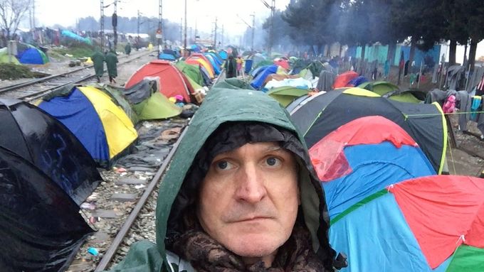 Fotograf Jan Šibík natočil reportáž o děsivých podmínkách uprchlíků v táboře Idomeni na uzavřené řecko-makedonské hranici.