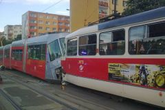 Při nehodě tramvají v Praze se zranilo několik lidí