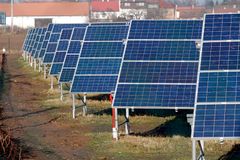 Tři muži půjdou do vězení za solární podvod u Kroměříže