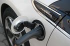 Prodej elektromobilů vzrostl o polovinu, v Česku paběrkují
