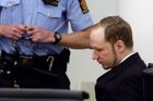 Kulky jim uvízly v těle. Proti Breivikovi svědčí ranění
