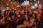 Oslavy zmítané emocemi. Tisíce lidí v centru Prahy žádaly demisi premiéra