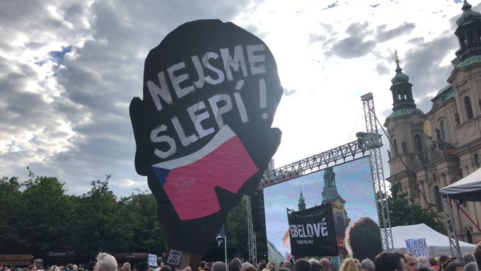 Protest proti ministryni spravedlnosti Marii Benešové a premiérovi Andreji Babišovi (ANO) zaplnil pražské Staroměstské náměstí a část přilehlých ulic.