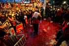 Demonstranti lijí litry krve na vládní budovy v Thajsku