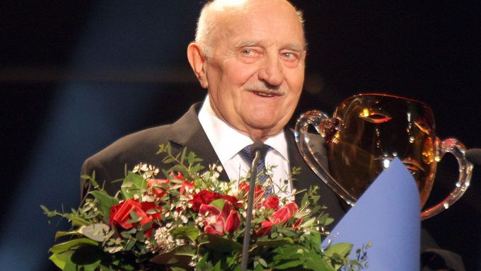 Josef Somr. K blížící se osmdesátce dostal Thálii za celoživotní mistrovství.