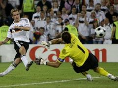 Philipp Lahm posílá Němce svým gólem na 3:2 do finále Eura.