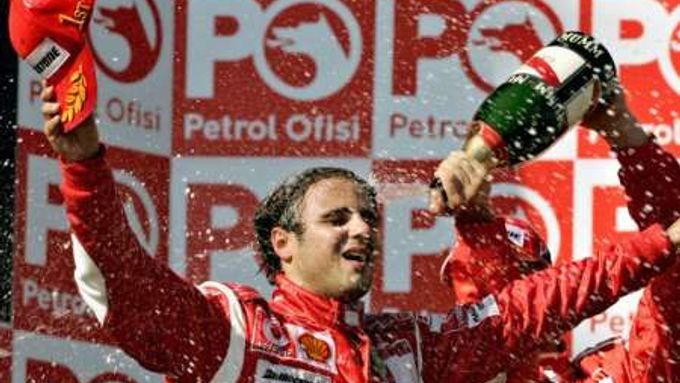 Vítěz GP Turecka Felipe Massa zkrápěný šampaňkým svým stájovým kolegou z Ferrari Michaelem Schumacherem. Massa vyhrál svoji první grand prix v kariéře.