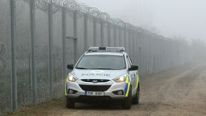 Čeští policisté hlídali hranice v Maďarsku.