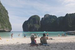 Thajci zavřeli slavnou pláž z filmu s DiCapriem. Návaly turistů ničily vzácné korálové útesy