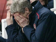 "To je snad zlý sen!" musí si po černé sérii posledních dnů říkat kouč Arsenalu Arséne Wenger.