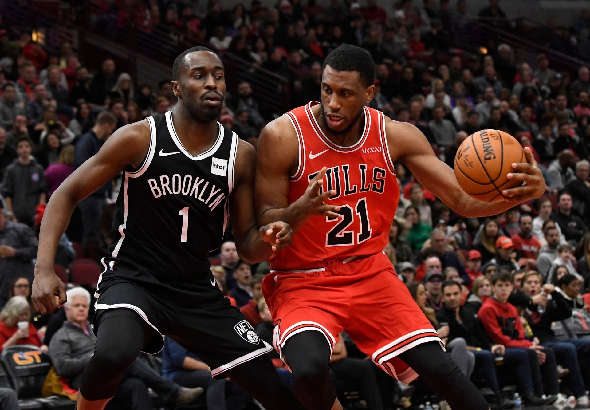 NBA 2019/20, Chicago - Brooklyn: Theo Pinson z Brooklynu brání Thaddeuse Younga z Chicaga