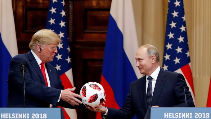 Donald Trump a Vladimir Putin se sešli na summitu v Helsinkách.