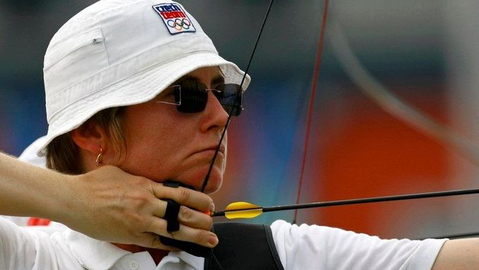Češka Barbora Horáčková míří šípem na 70 metrů vzdálený terč při olympiádě v Pekingu