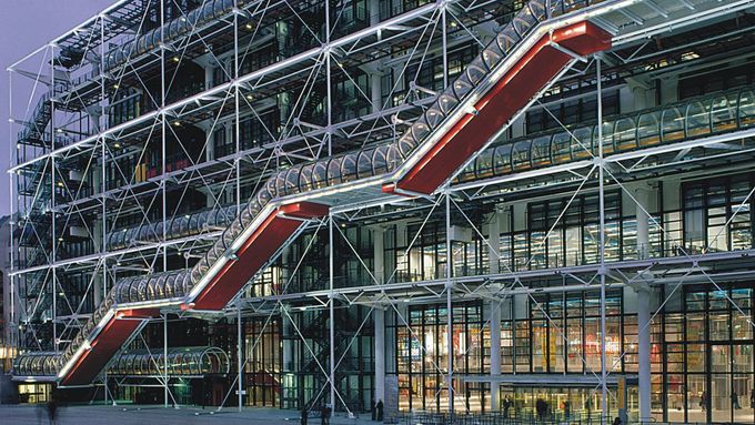 Budova pařížského muzea moderního umění Centre Pompidou byla v době svého vzniku pro svou netypickou architektonickou podobu terčem kritiky.