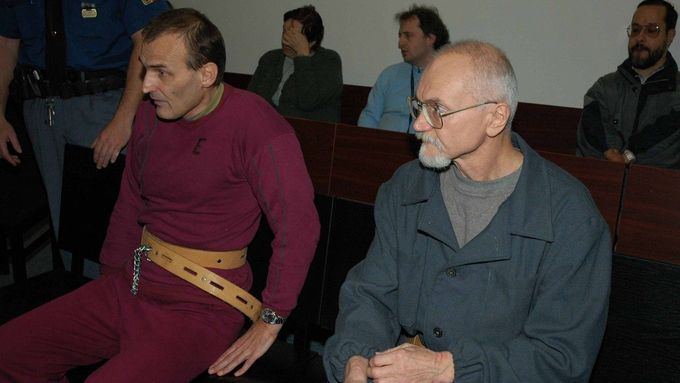 Sérioví vrazi Josef Kott a Michal Kutílek u soudu v roce 2006.