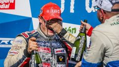 Motor visel ve vzduchu, pak ale šampaňské stříkalo proudem. Tak Lacko potvrdil titul