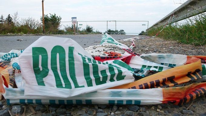 V den tragédie 8. srpna hlídkovaly ve Studénce a v okolí desítky policistů. Dnes tu po nich zůstaly jen tyto igelitové pásky