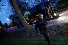 Foto: Takhle vypadá autobus Dortmundu po explozích, policisté pročesávají okolí