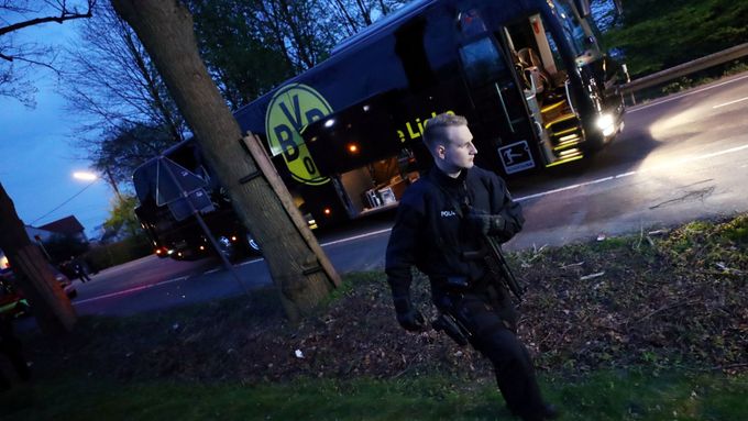 Autobus fotbalového klubu Borussia Dortmund těsně po útoku 11.dubna 2017.