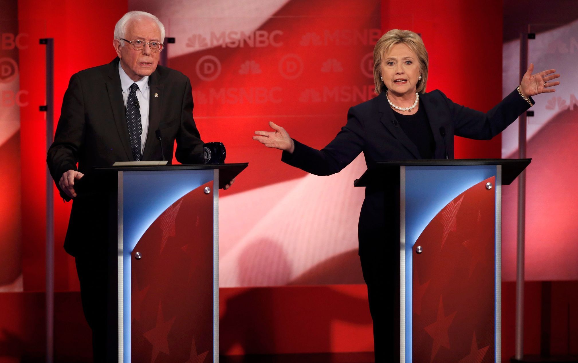 Hillary Clintonová a Bernie Sanders v televizní debatě