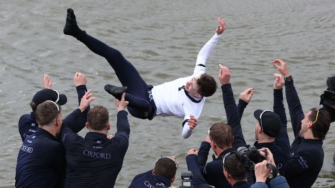 Takhle letěl do vody před dvěma lety Jack Tottem z vítězné posádky Oxfordu. Letos se nikdo podobným způsobem koupat nebude