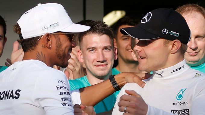 Lewis Hamilton a Valtteri Bottas doufají, že spolu obsadí nejvyšší příčky celkového pořadí.