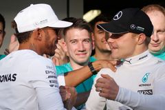 Hamilton už titul má, Mercedes chce ale i druhé místo. V Brazílii z něj zkusí vyšoupnout Vettela