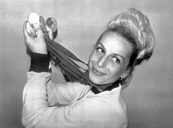 Věra Čáslavská s medailemi z olympiády v Mexico City 1968.
